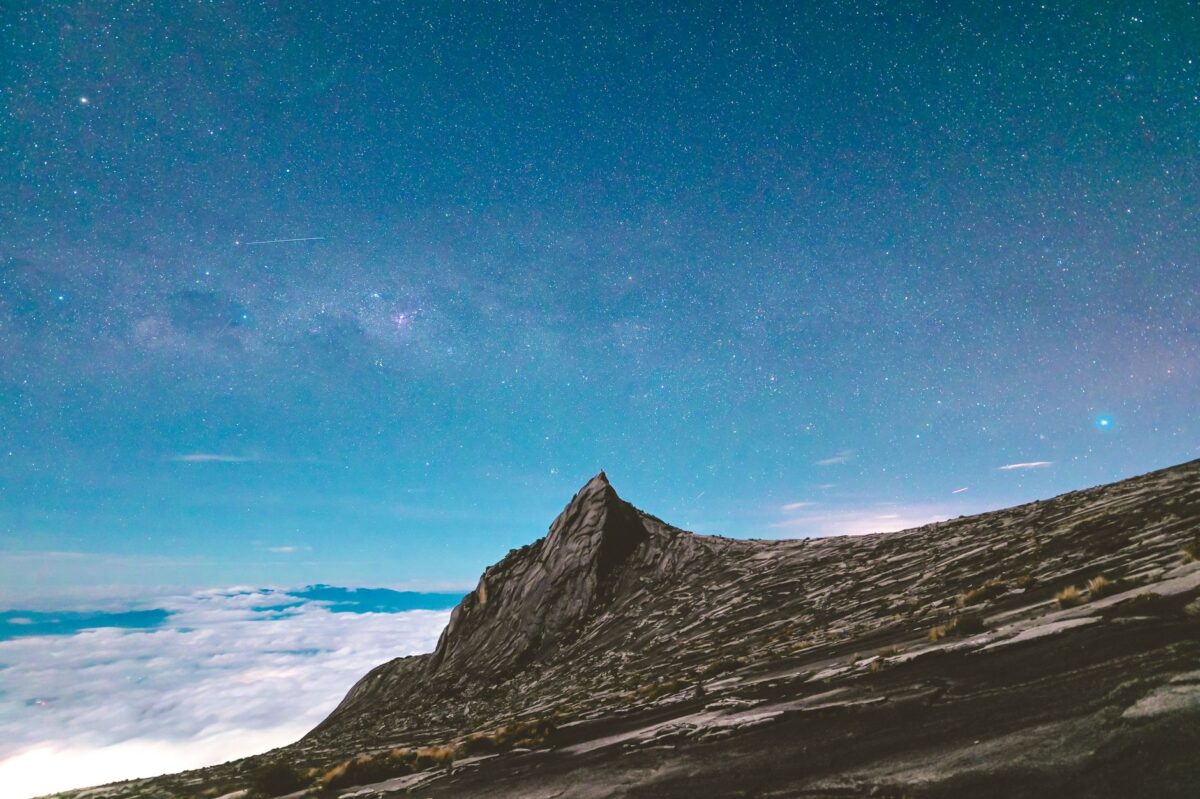 Climbathon du Kinabalu : Alex Oberbacher et June Villarroel gagnent la course au toit de Bornéo